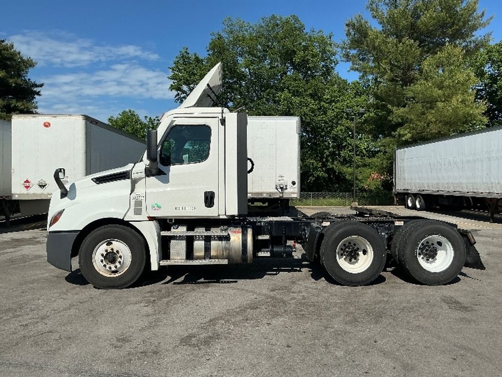 Day Cab Tractor-Heavy Duty Tractors-Freightliner-2021-T12664ST-Lexington-KY-498,665\n\t\tmiles-$ 49,250 - Image 4
