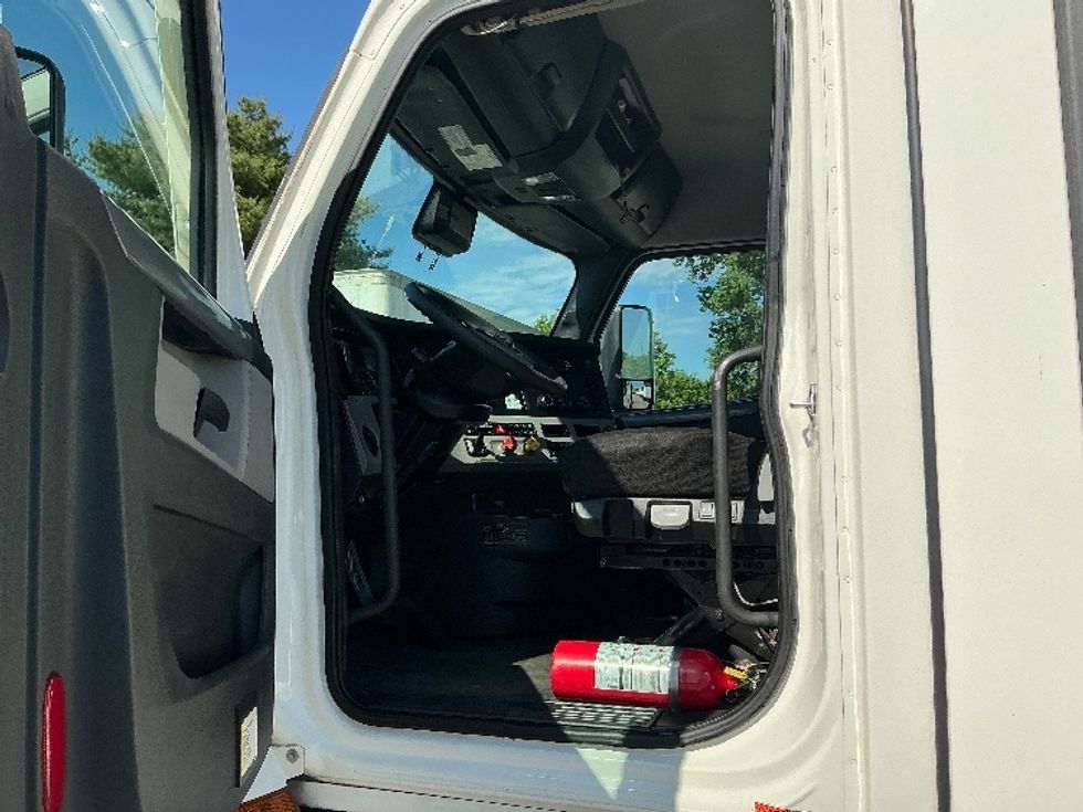 Day Cab Tractor-Heavy Duty Tractors-Freightliner-2021-T12664ST-Lexington-KY-498,665\n\t\tmiles-$ 49,250 - Image 9