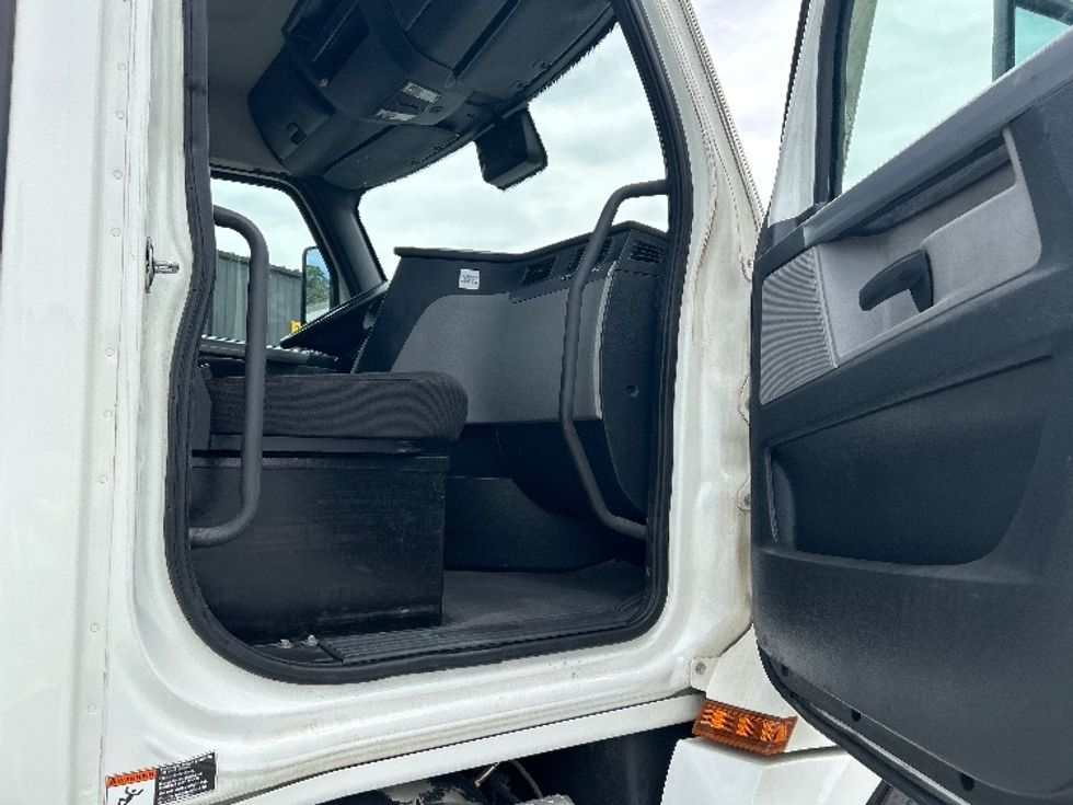 Day Cab Tractor-Heavy Duty Tractors-Freightliner-2021-T12664ST-Lexington-SC-229,632\n\t\tmiles-$ 69,250 - Image 12