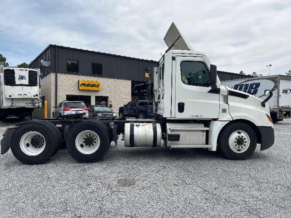Day Cab Tractor-Heavy Duty Tractors-Freightliner-2021-T12664ST-Lexington-SC-229,632\n\t\tmiles-$ 69,250 - Image 8