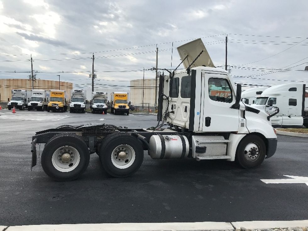 Day Cab Tractor-Heavy Duty Tractors-Freightliner-2021-T12664ST-Linden-NJ-214,694\n\t\tmiles-$ 64,500 - Image 8