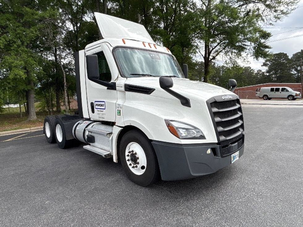 Day Cab Tractor-Heavy Duty Tractors-Freightliner-2021-T12664ST-Lithia Springs-GA-592,012\n\t\tmiles-$ 35,500 - Image 1
