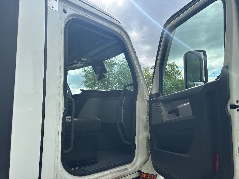 Day Cab Tractor-Heavy Duty Tractors-Freightliner-2021-T12664ST-Lithia Springs-GA-592,012\n\t\tmiles-$ 35,500 - Image 12