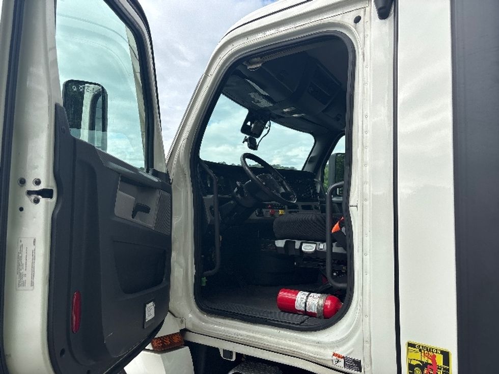 Day Cab Tractor-Heavy Duty Tractors-Freightliner-2021-T12664ST-Lithia Springs-GA-592,012\n\t\tmiles-$ 35,500 - Image 9
