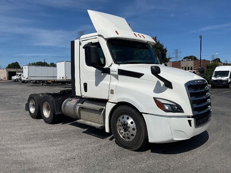 Day Cab Tractor-Heavy Duty Tractors-Freightliner-2021-T12664ST-London-ON-413,645\n\t\tkm-$ 85,000 - Image 1