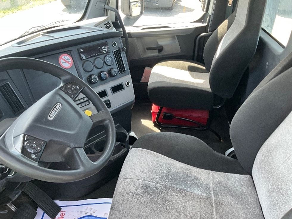 Day Cab Tractor-Heavy Duty Tractors-Freightliner-2021-T12664ST-London-ON-413,645\n\t\tkm-$ 85,000 - Image 10