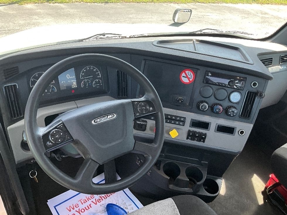 Day Cab Tractor-Heavy Duty Tractors-Freightliner-2021-T12664ST-London-ON-413,645\n\t\tkm-$ 85,000 - Image 11