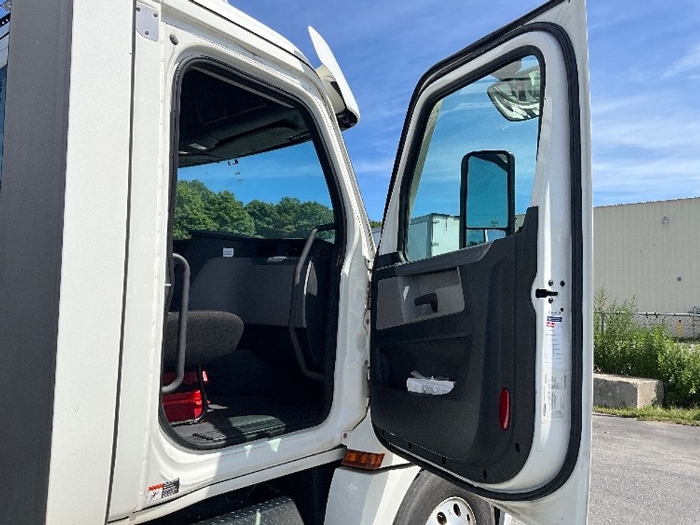 Day Cab Tractor-Heavy Duty Tractors-Freightliner-2021-T12664ST-London-ON-413,645\n\t\tkm-$ 85,000 - Image 12