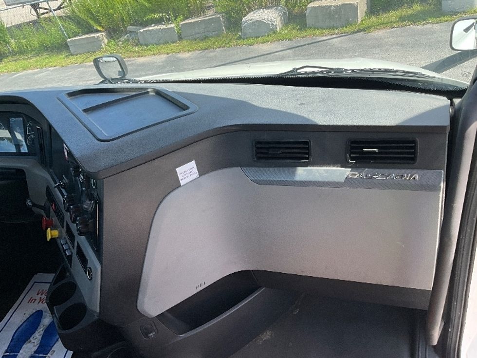 Day Cab Tractor-Heavy Duty Tractors-Freightliner-2021-T12664ST-London-ON-413,645\n\t\tkm-$ 85,000 - Image 13