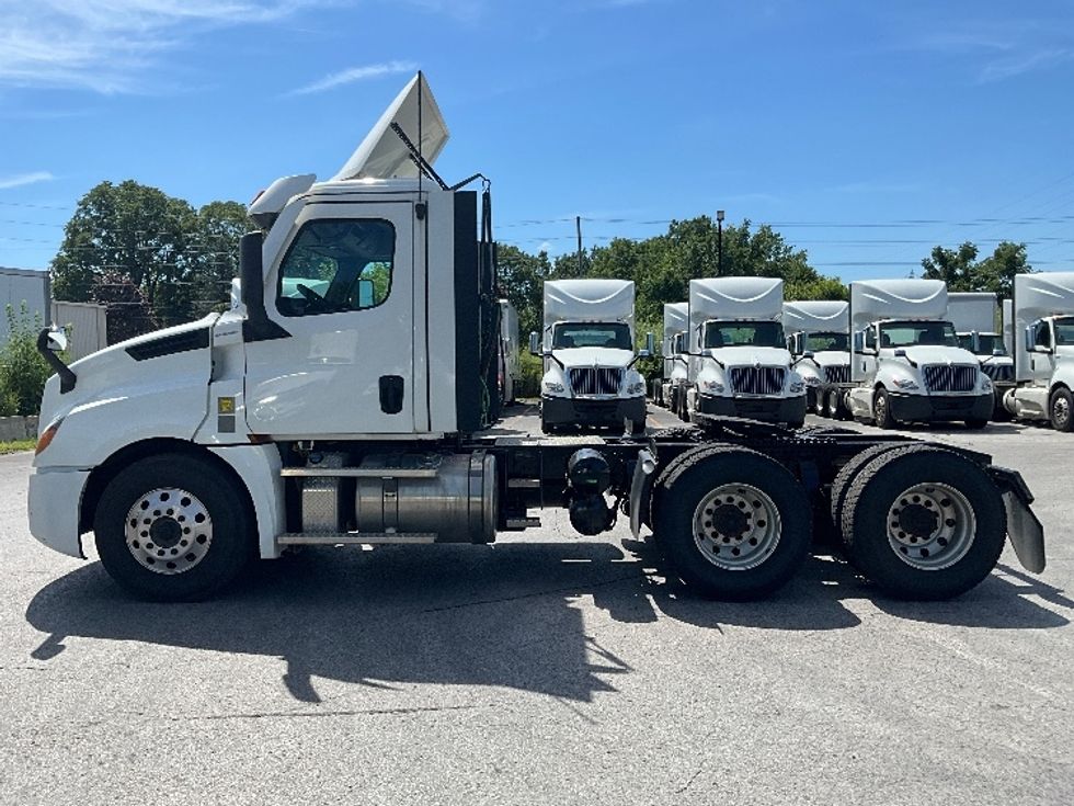 Day Cab Tractor-Heavy Duty Tractors-Freightliner-2021-T12664ST-London-ON-413,645\n\t\tkm-$ 85,000 - Image 4