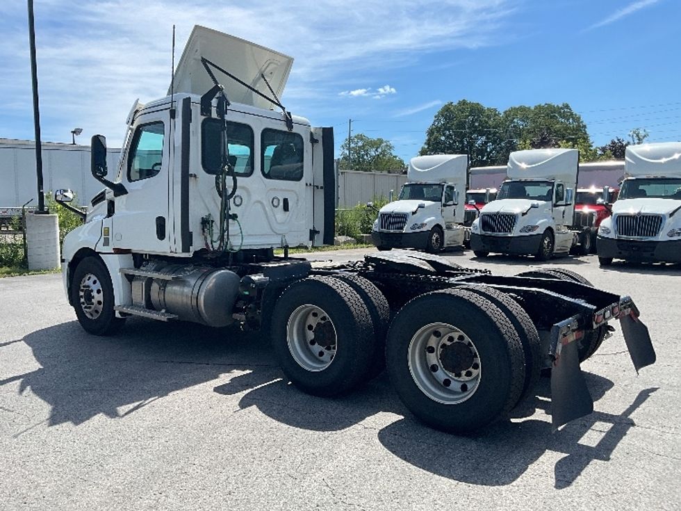 Day Cab Tractor-Heavy Duty Tractors-Freightliner-2021-T12664ST-London-ON-413,645\n\t\tkm-$ 85,000 - Image 5
