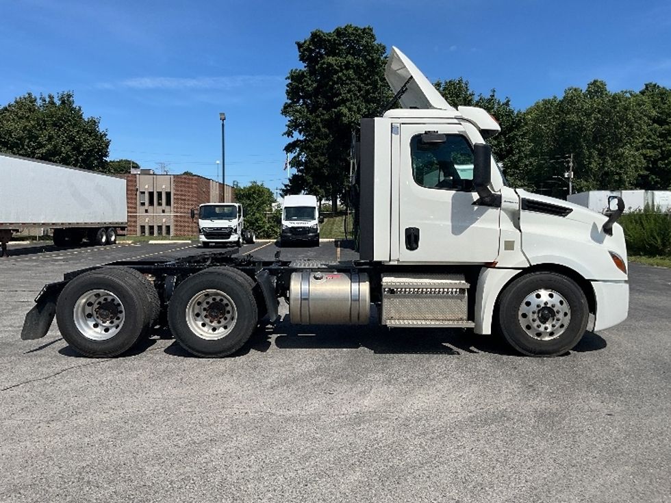 Day Cab Tractor-Heavy Duty Tractors-Freightliner-2021-T12664ST-London-ON-413,645\n\t\tkm-$ 85,000 - Image 8