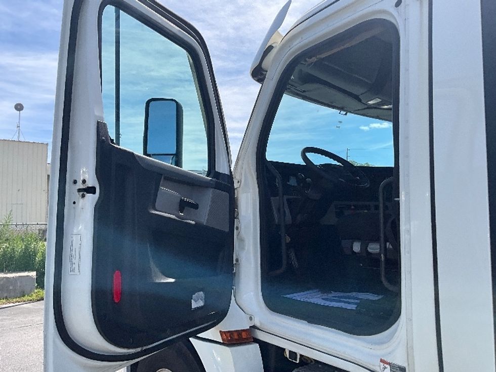 Day Cab Tractor-Heavy Duty Tractors-Freightliner-2021-T12664ST-London-ON-413,645\n\t\tkm-$ 85,000 - Image 9