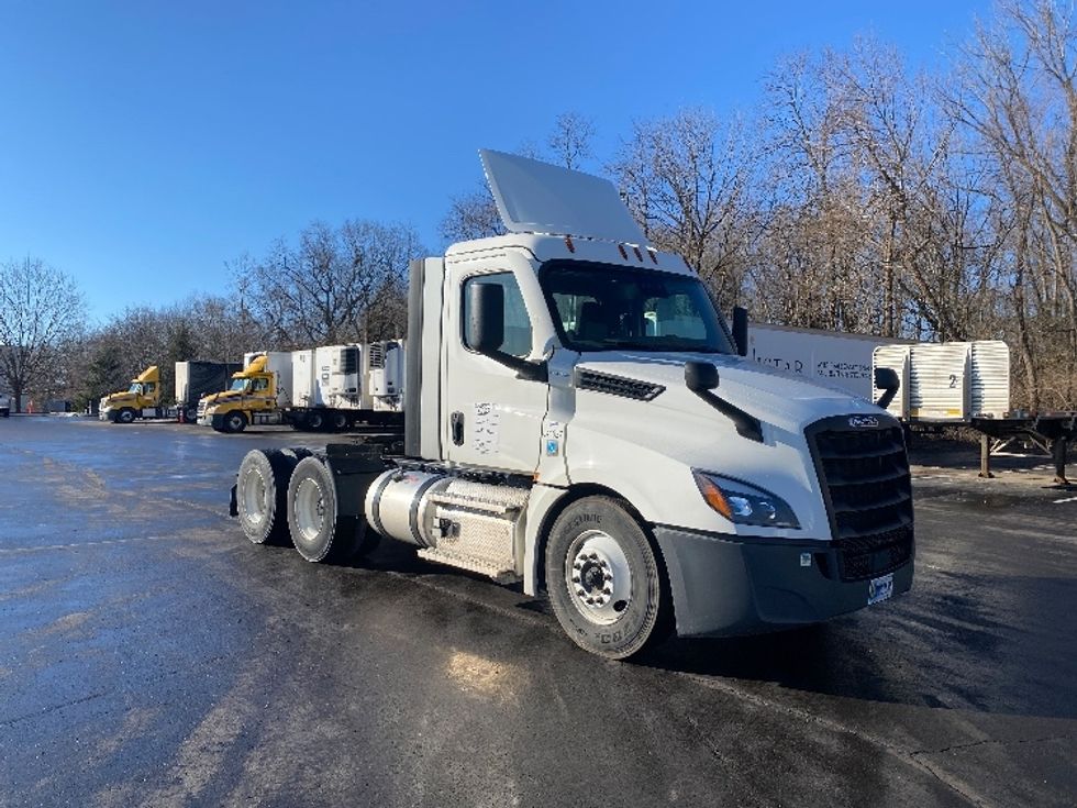 Day Cab Tractor-Heavy Duty Tractors-Freightliner-2021-T12664ST-Louisville-KY-356,052\n\t\tmiles-$ 70,500 - Image 1