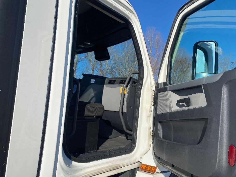Day Cab Tractor-Heavy Duty Tractors-Freightliner-2021-T12664ST-Louisville-KY-356,052\n\t\tmiles-$ 70,500 - Image 12