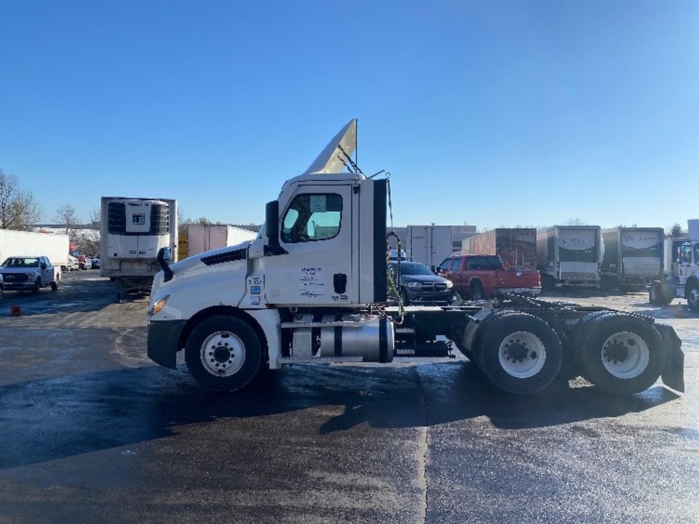 Day Cab Tractor-Heavy Duty Tractors-Freightliner-2021-T12664ST-Louisville-KY-356,052\n\t\tmiles-$ 70,500 - Image 4