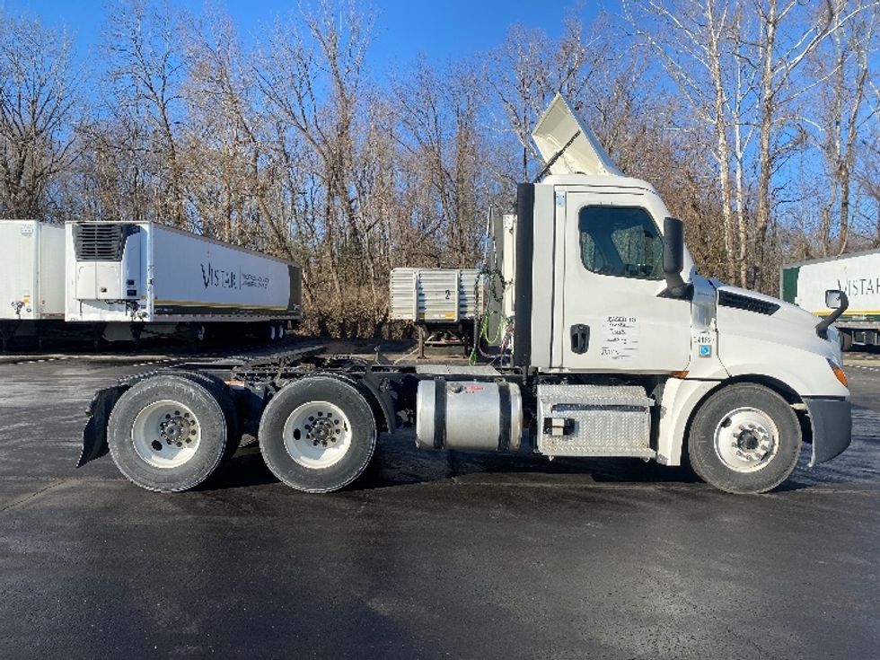 Day Cab Tractor-Heavy Duty Tractors-Freightliner-2021-T12664ST-Louisville-KY-356,052\n\t\tmiles-$ 70,500 - Image 8