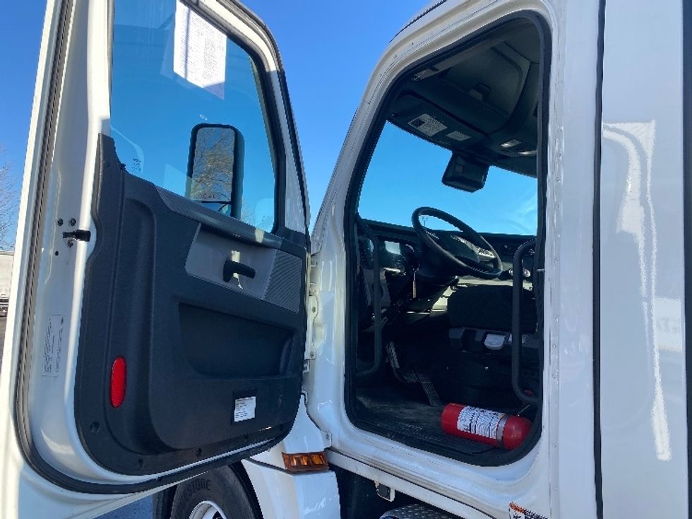 Day Cab Tractor-Heavy Duty Tractors-Freightliner-2021-T12664ST-Louisville-KY-356,052\n\t\tmiles-$ 70,500 - Image 9