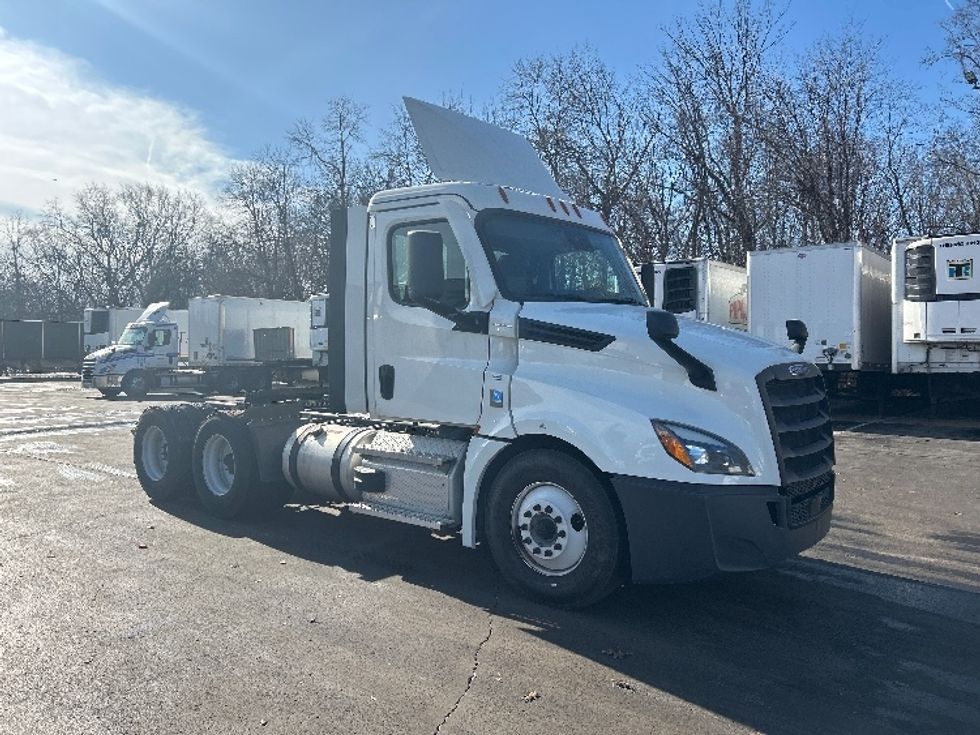 Day Cab Tractor-Heavy Duty Tractors-Freightliner-2021-T12664ST-Louisville-KY-520,612\n\t\tmiles-$ 44,250 - Image 1