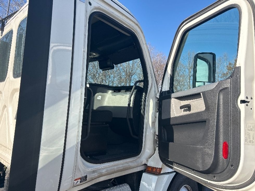 Day Cab Tractor-Heavy Duty Tractors-Freightliner-2021-T12664ST-Louisville-KY-520,612\n\t\tmiles-$ 44,250 - Image 12