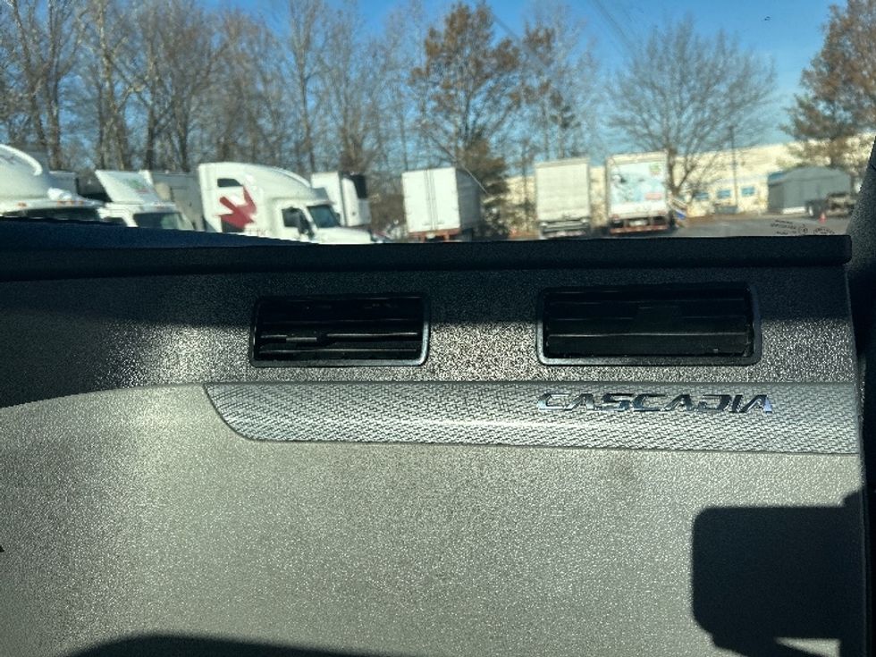 Day Cab Tractor-Heavy Duty Tractors-Freightliner-2021-T12664ST-Louisville-KY-520,612\n\t\tmiles-$ 44,250 - Image 13