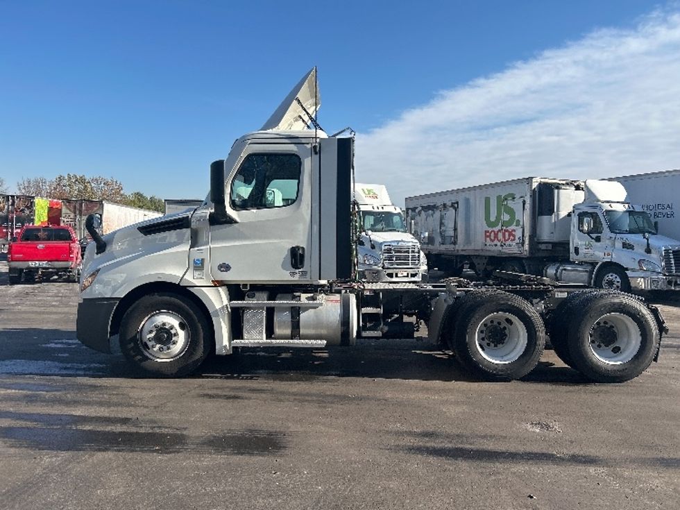 Day Cab Tractor-Heavy Duty Tractors-Freightliner-2021-T12664ST-Louisville-KY-520,612\n\t\tmiles-$ 44,250 - Image 4