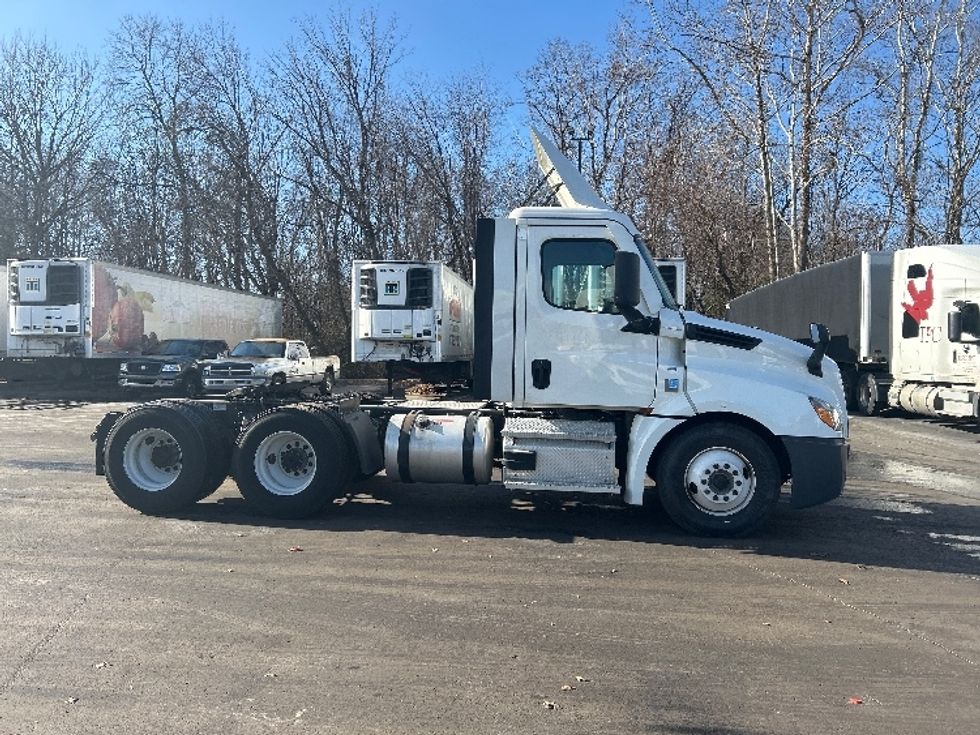Day Cab Tractor-Heavy Duty Tractors-Freightliner-2021-T12664ST-Louisville-KY-520,612\n\t\tmiles-$ 44,250 - Image 8
