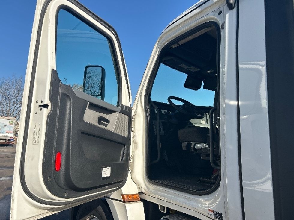 Day Cab Tractor-Heavy Duty Tractors-Freightliner-2021-T12664ST-Louisville-KY-520,612\n\t\tmiles-$ 44,250 - Image 9