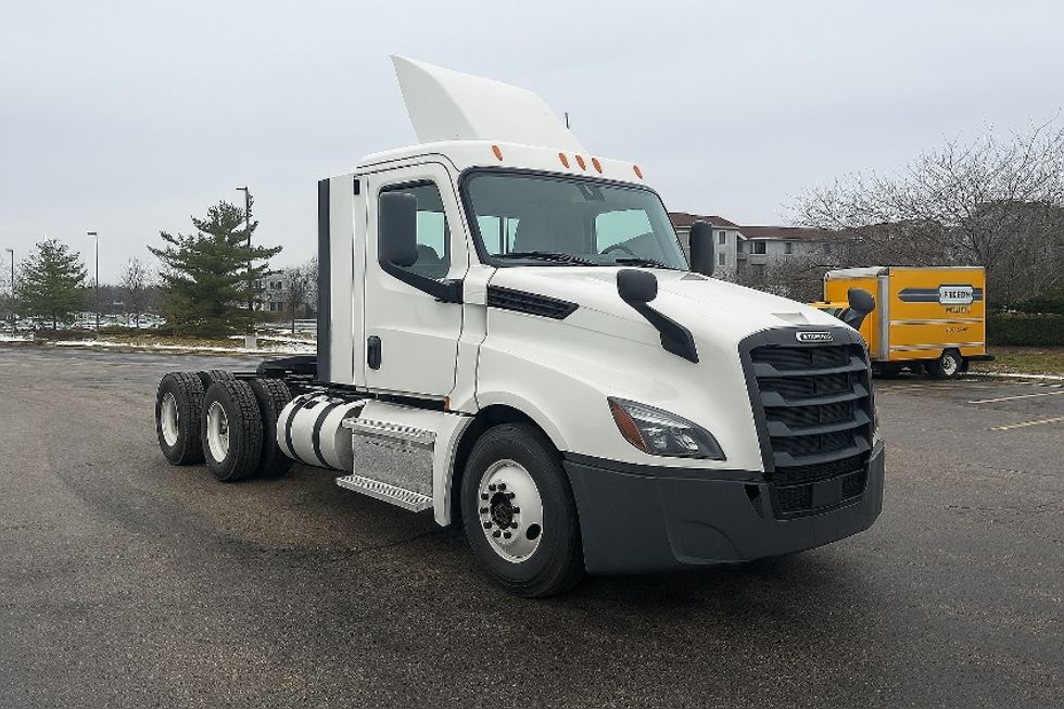 Day Cab Tractor-Heavy Duty Tractors-Freightliner-2021-T12664ST-Louisville-KY-545,197\n\t\tmiles-$ 41,750 - Image 1
