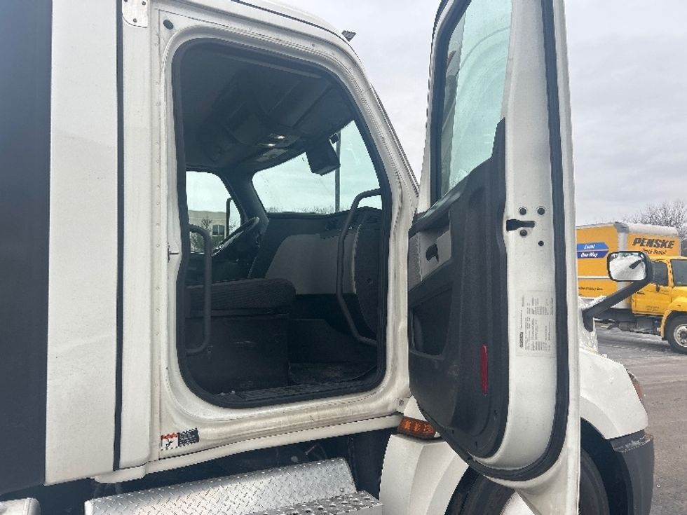 Day Cab Tractor-Heavy Duty Tractors-Freightliner-2021-T12664ST-Louisville-KY-545,197\n\t\tmiles-$ 41,750 - Image 11