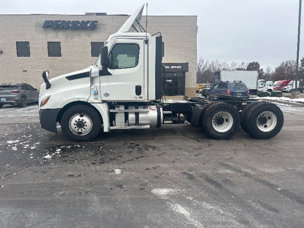 Day Cab Tractor-Heavy Duty Tractors-Freightliner-2021-T12664ST-Louisville-KY-545,197\n\t\tmiles-$ 41,750 - Image 4