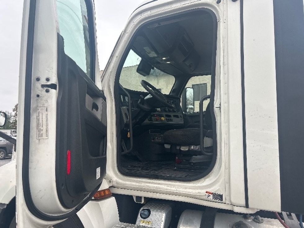 Day Cab Tractor-Heavy Duty Tractors-Freightliner-2021-T12664ST-Louisville-KY-545,197\n\t\tmiles-$ 41,750 - Image 9