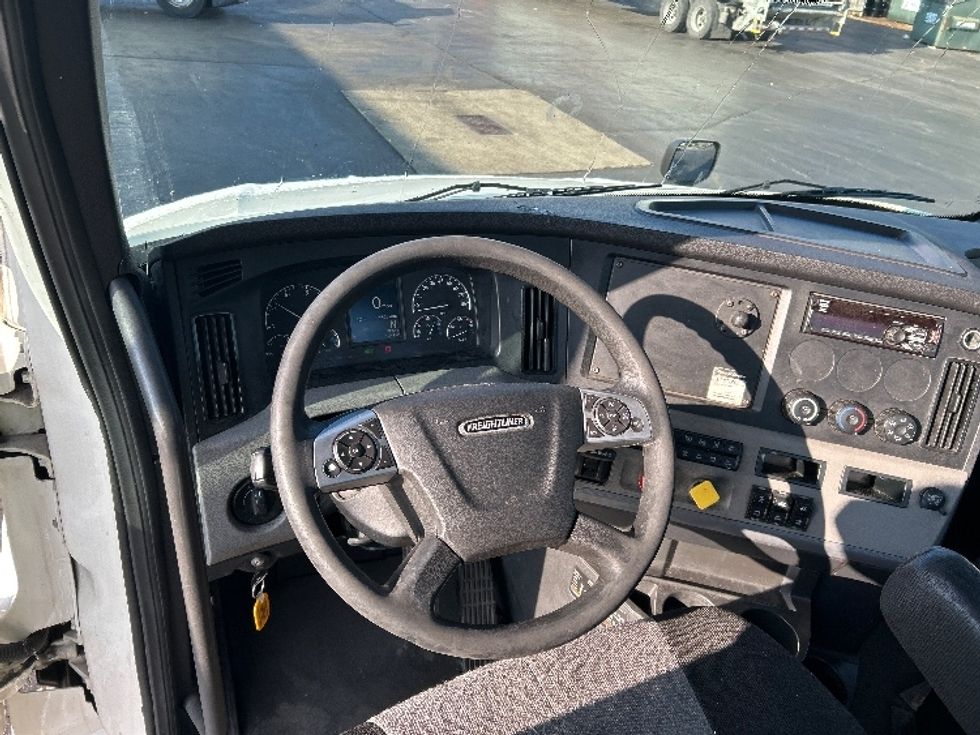 Day Cab Tractor-Heavy Duty Tractors-Freightliner-2021-T12664ST-Louisville-KY-547,452\n\t\tmiles-$ 41,500 - Image 11