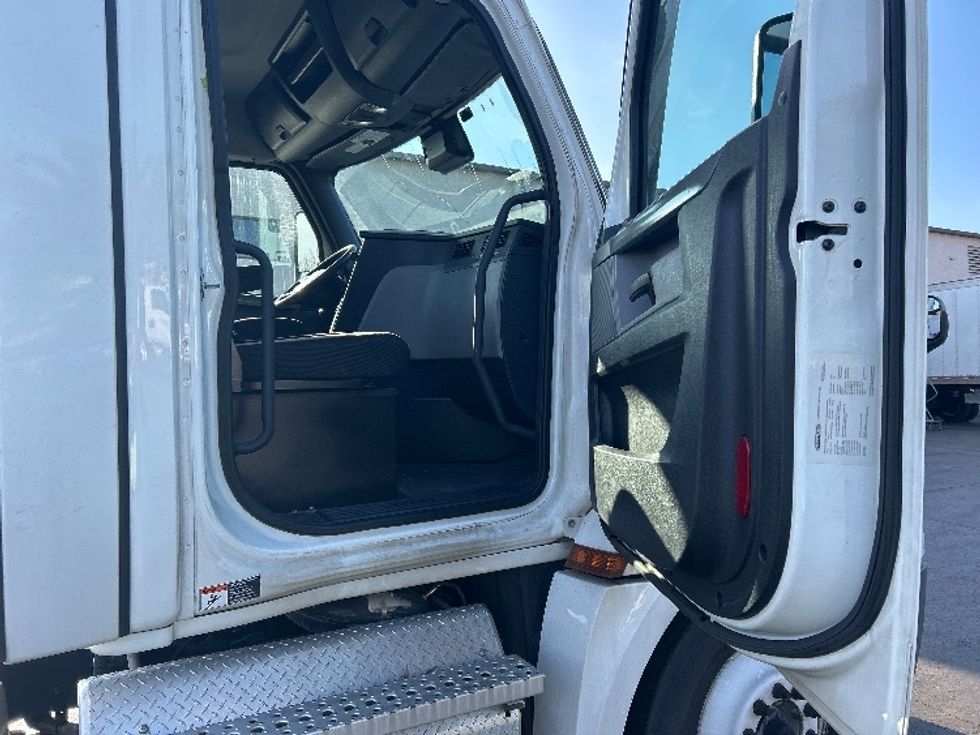 Day Cab Tractor-Heavy Duty Tractors-Freightliner-2021-T12664ST-Louisville-KY-547,452\n\t\tmiles-$ 41,500 - Image 12