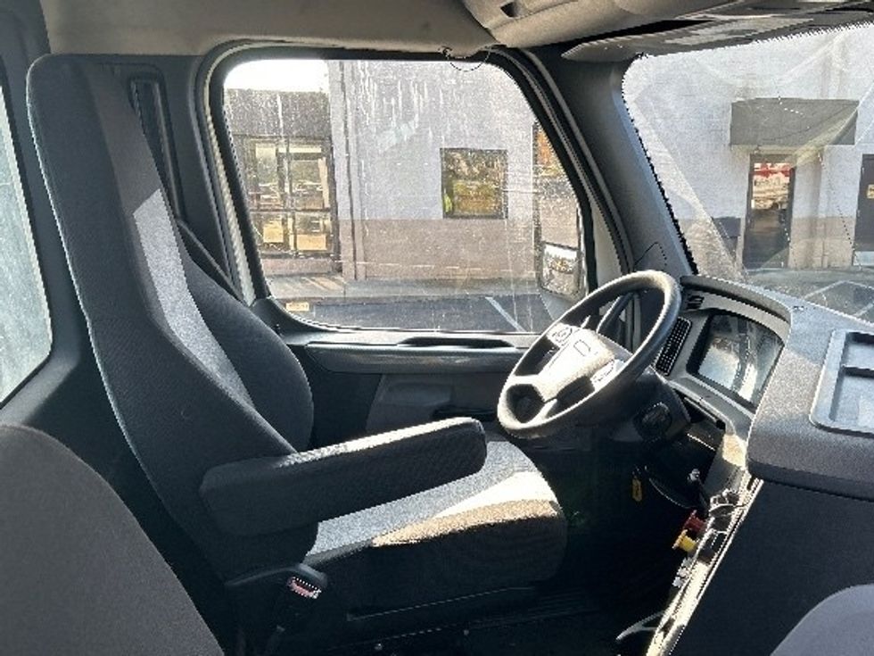 Day Cab Tractor-Heavy Duty Tractors-Freightliner-2021-T12664ST-Louisville-KY-547,452\n\t\tmiles-$ 41,500 - Image 14