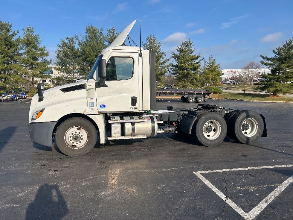 Day Cab Tractor-Heavy Duty Tractors-Freightliner-2021-T12664ST-Louisville-KY-547,452\n\t\tmiles-$ 41,500 - Image 4