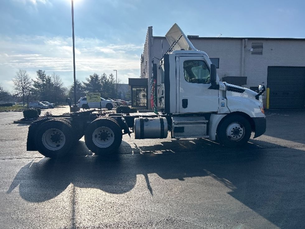 Day Cab Tractor-Heavy Duty Tractors-Freightliner-2021-T12664ST-Louisville-KY-547,452\n\t\tmiles-$ 41,500 - Image 8