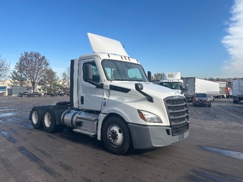 Day Cab Tractor-Heavy Duty Tractors-Freightliner-2021-T12664ST-Louisville-KY-551,902\n\t\tmiles-$ 41,250 - Image 1