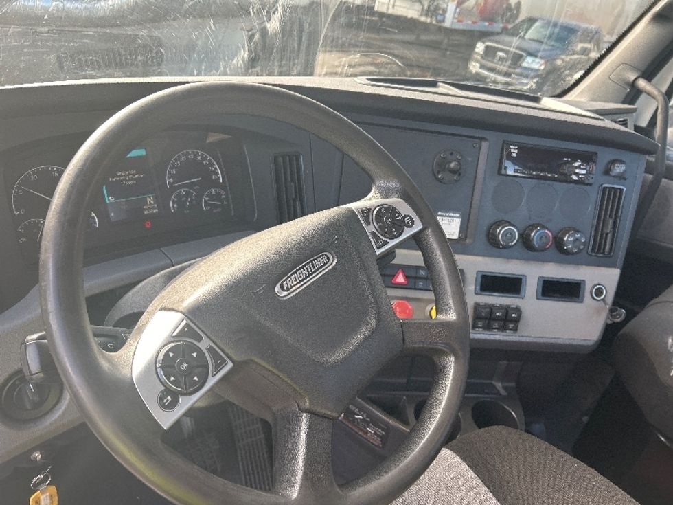 Day Cab Tractor-Heavy Duty Tractors-Freightliner-2021-T12664ST-Louisville-KY-551,902\n\t\tmiles-$ 41,250 - Image 10