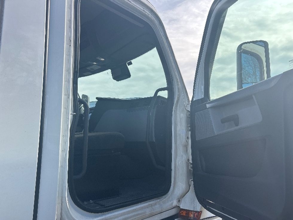 Day Cab Tractor-Heavy Duty Tractors-Freightliner-2021-T12664ST-Louisville-KY-551,902\n\t\tmiles-$ 41,250 - Image 11