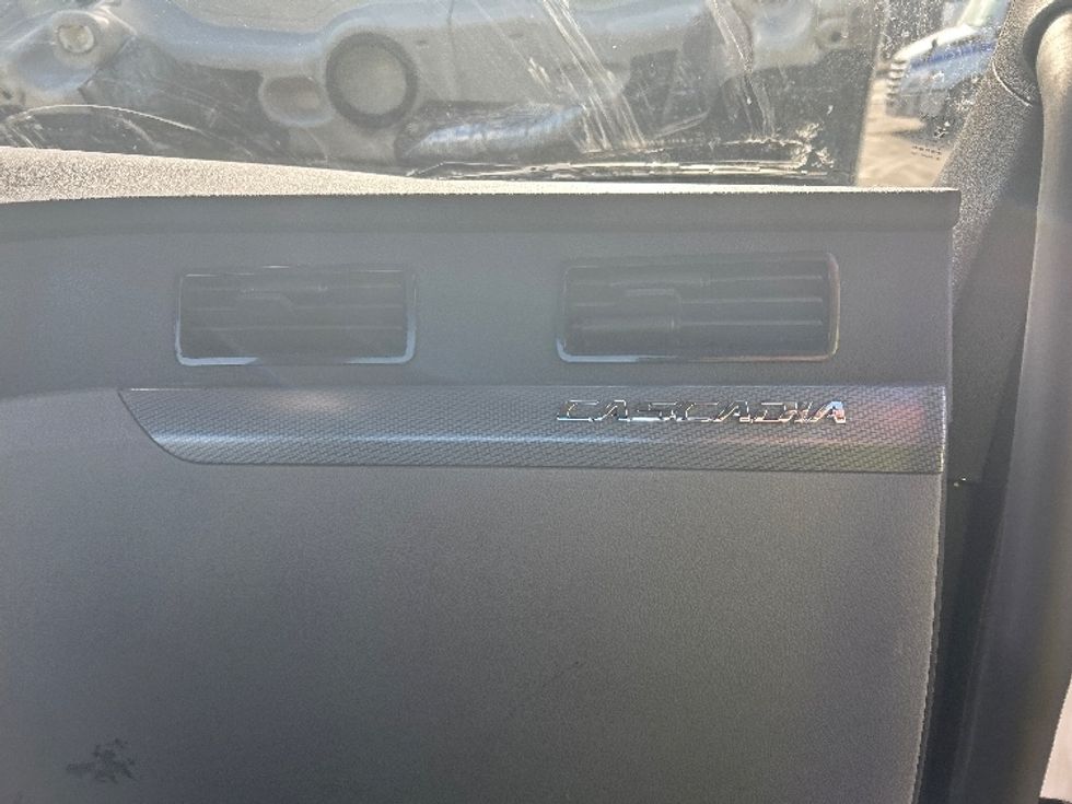 Day Cab Tractor-Heavy Duty Tractors-Freightliner-2021-T12664ST-Louisville-KY-551,902\n\t\tmiles-$ 41,250 - Image 12