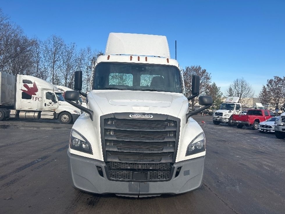 Day Cab Tractor-Heavy Duty Tractors-Freightliner-2021-T12664ST-Louisville-KY-551,902\n\t\tmiles-$ 41,250 - Image 2
