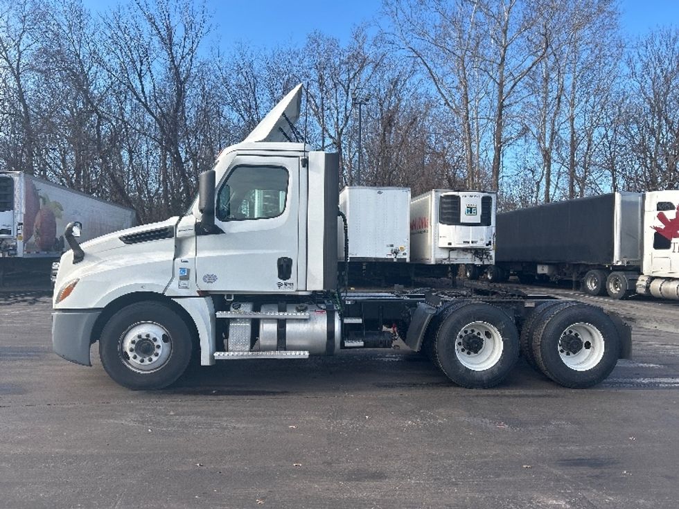 Day Cab Tractor-Heavy Duty Tractors-Freightliner-2021-T12664ST-Louisville-KY-551,902\n\t\tmiles-$ 41,250 - Image 4