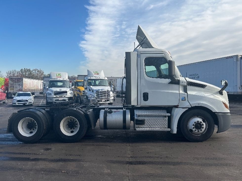 Day Cab Tractor-Heavy Duty Tractors-Freightliner-2021-T12664ST-Louisville-KY-551,902\n\t\tmiles-$ 41,250 - Image 8