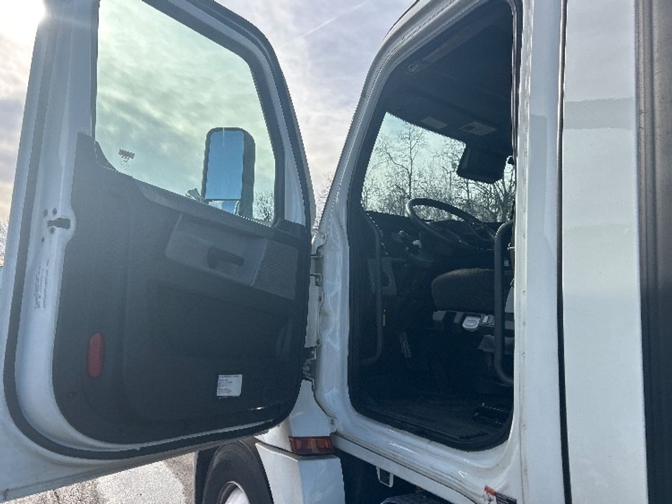 Day Cab Tractor-Heavy Duty Tractors-Freightliner-2021-T12664ST-Louisville-KY-551,902\n\t\tmiles-$ 41,250 - Image 9