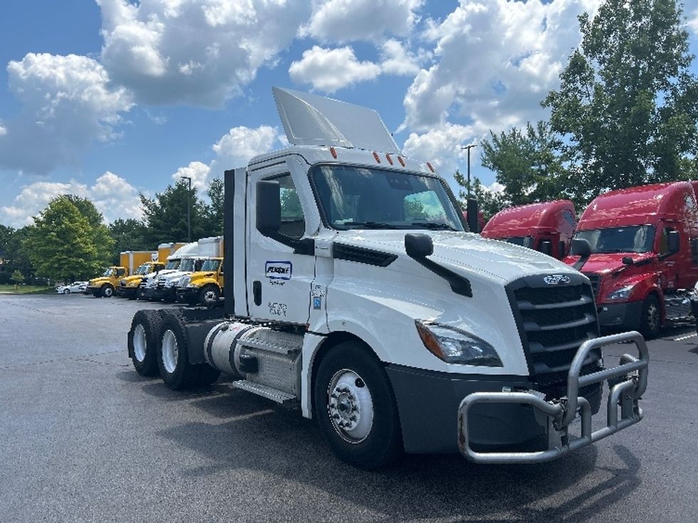 Day Cab Tractor-Heavy Duty Tractors-Freightliner-2021-T12664ST-Louisville-KY-553,545\n\t\tmiles-$ 43,750 - Image 1