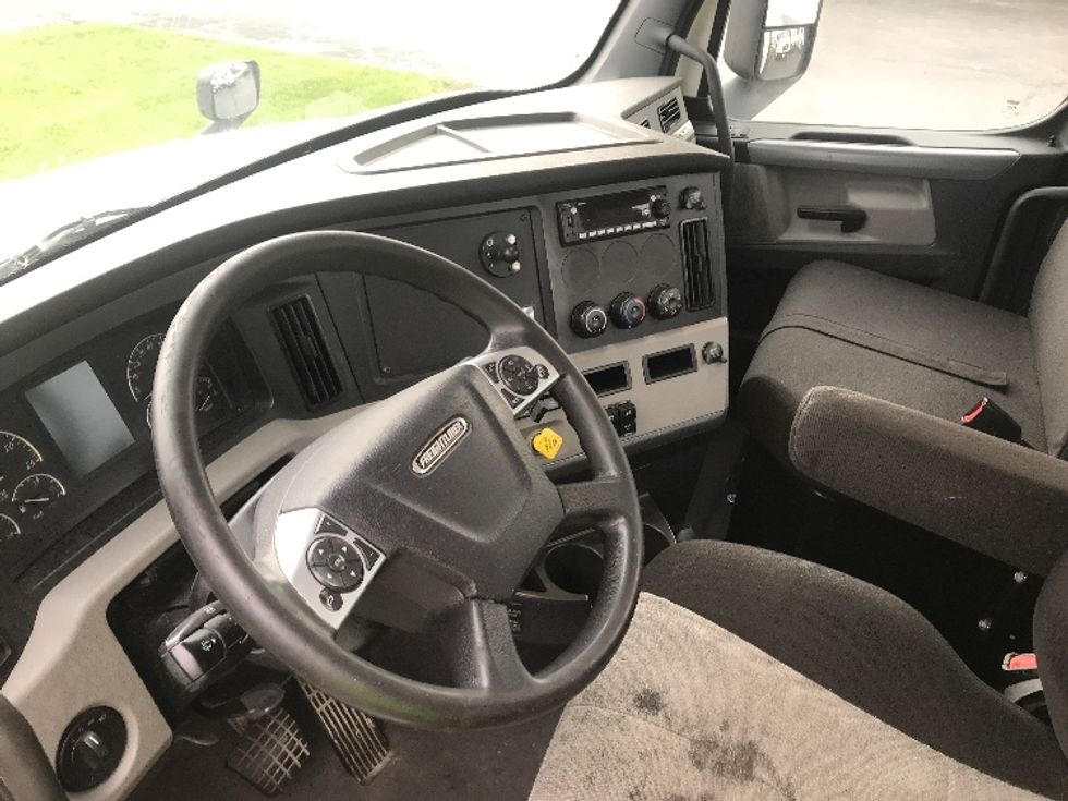 Day Cab Tractor-Heavy Duty Tractors-Freightliner-2021-T12664ST-Louisville-KY-553,545\n\t\tmiles-$ 43,750 - Image 10