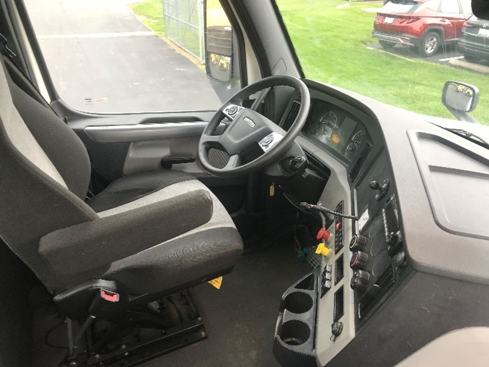 Day Cab Tractor-Heavy Duty Tractors-Freightliner-2021-T12664ST-Louisville-KY-553,545\n\t\tmiles-$ 43,750 - Image 14