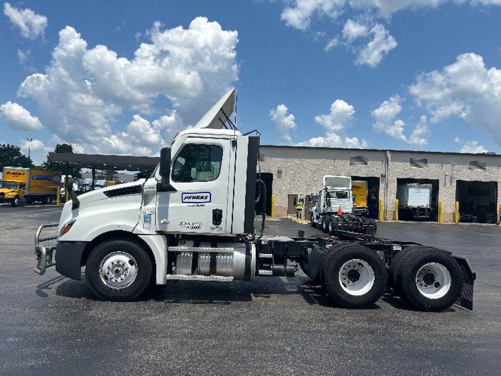 Day Cab Tractor-Heavy Duty Tractors-Freightliner-2021-T12664ST-Louisville-KY-553,545\n\t\tmiles-$ 43,750 - Image 4