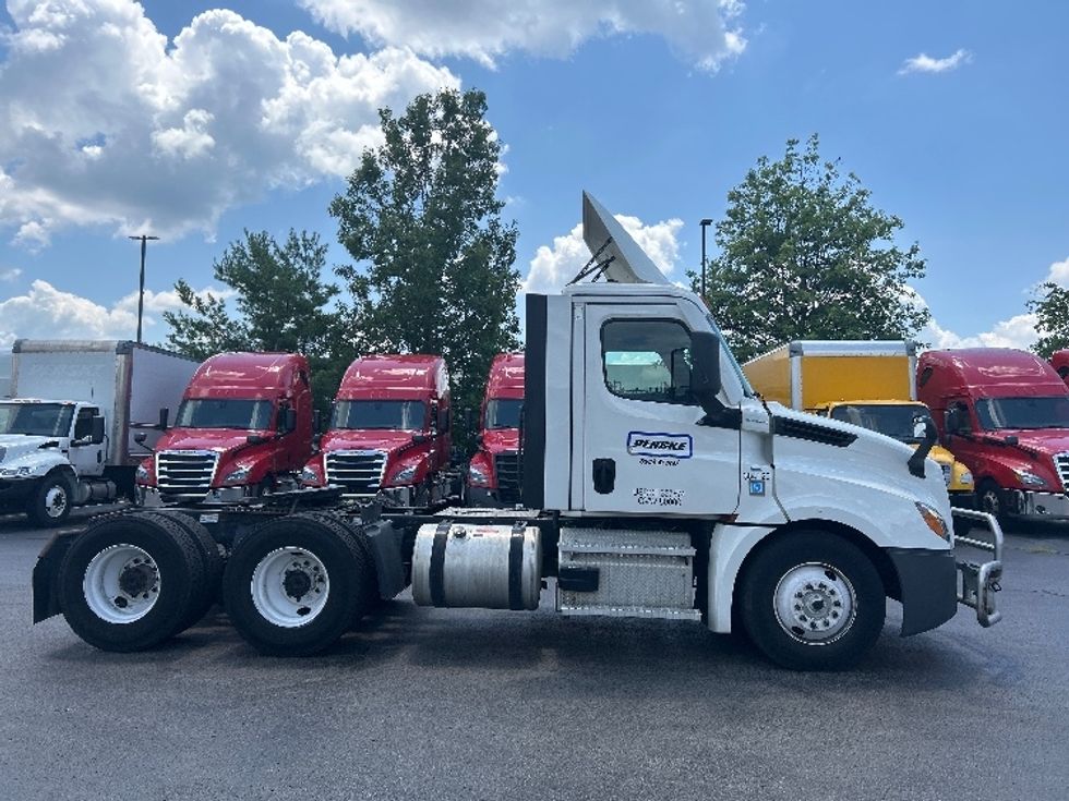 Day Cab Tractor-Heavy Duty Tractors-Freightliner-2021-T12664ST-Louisville-KY-553,545\n\t\tmiles-$ 43,750 - Image 8